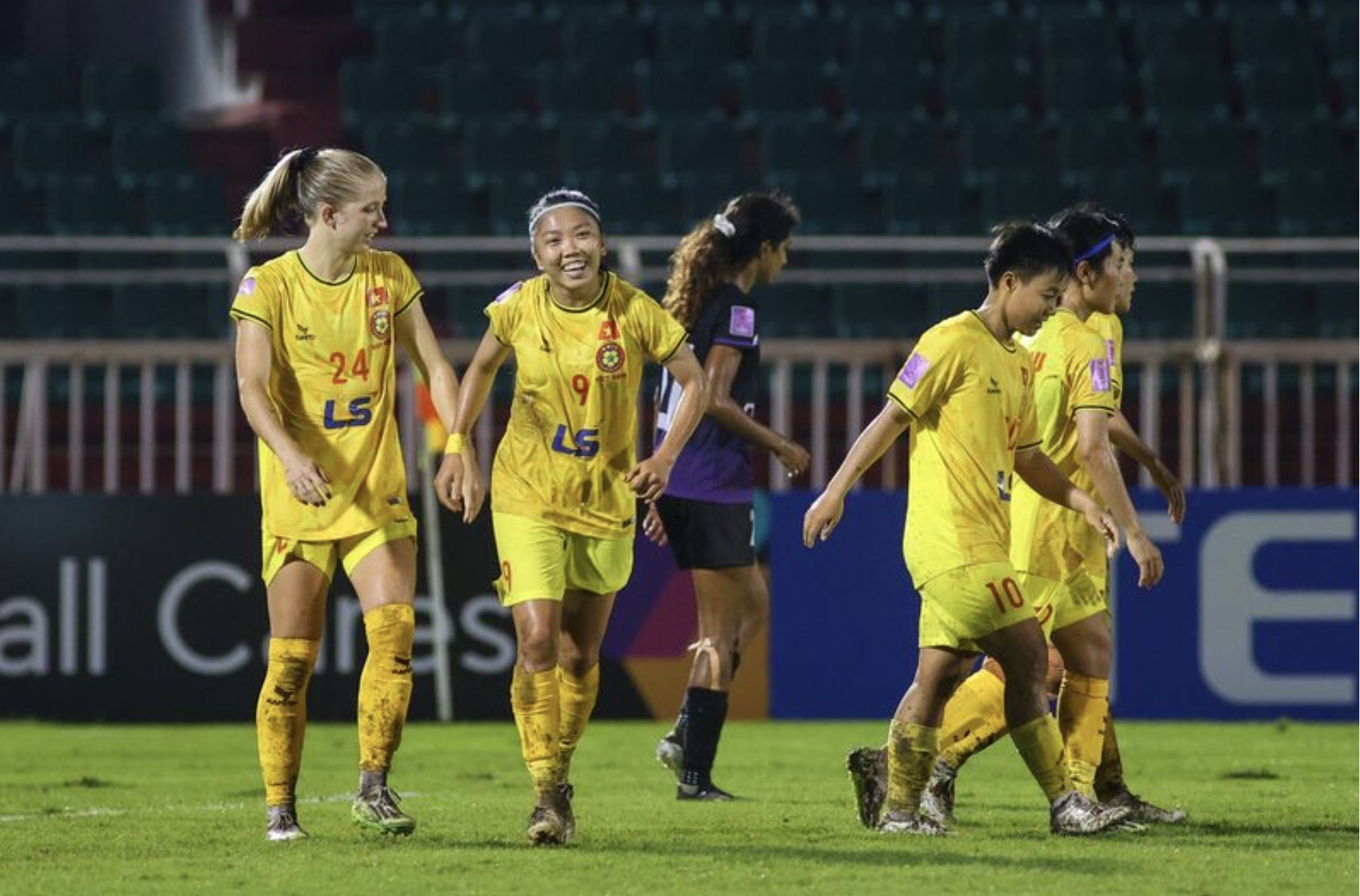 Huynh Nhu toa sang dua doi nha vao tu ket chau A hinh anh