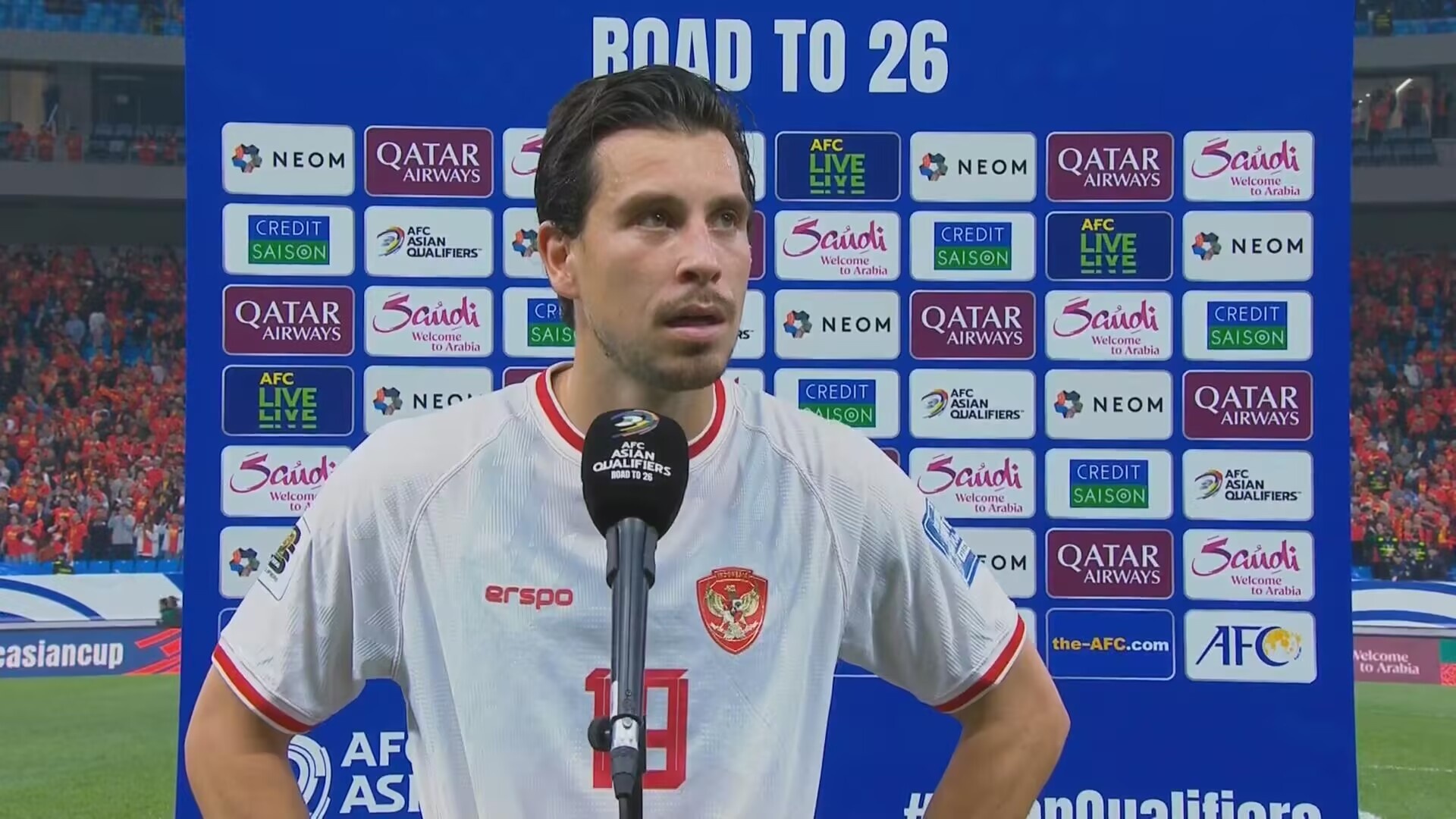 Cau thu Indonesia: 'Doi Trung Quoc cau gio, khong da bong' hinh anh