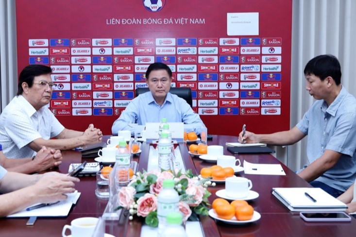 VFF hop voi HLV Kim Sang-sik sau tran hoa An Do hinh anh