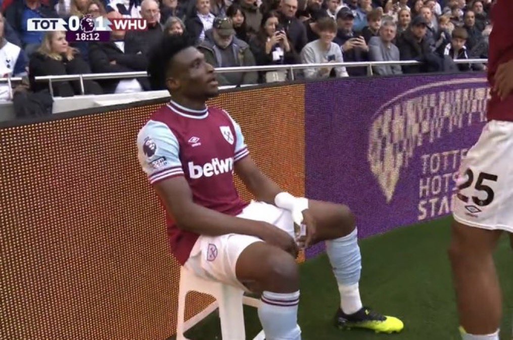 Cau thu cua West Ham bi che nhao hinh anh