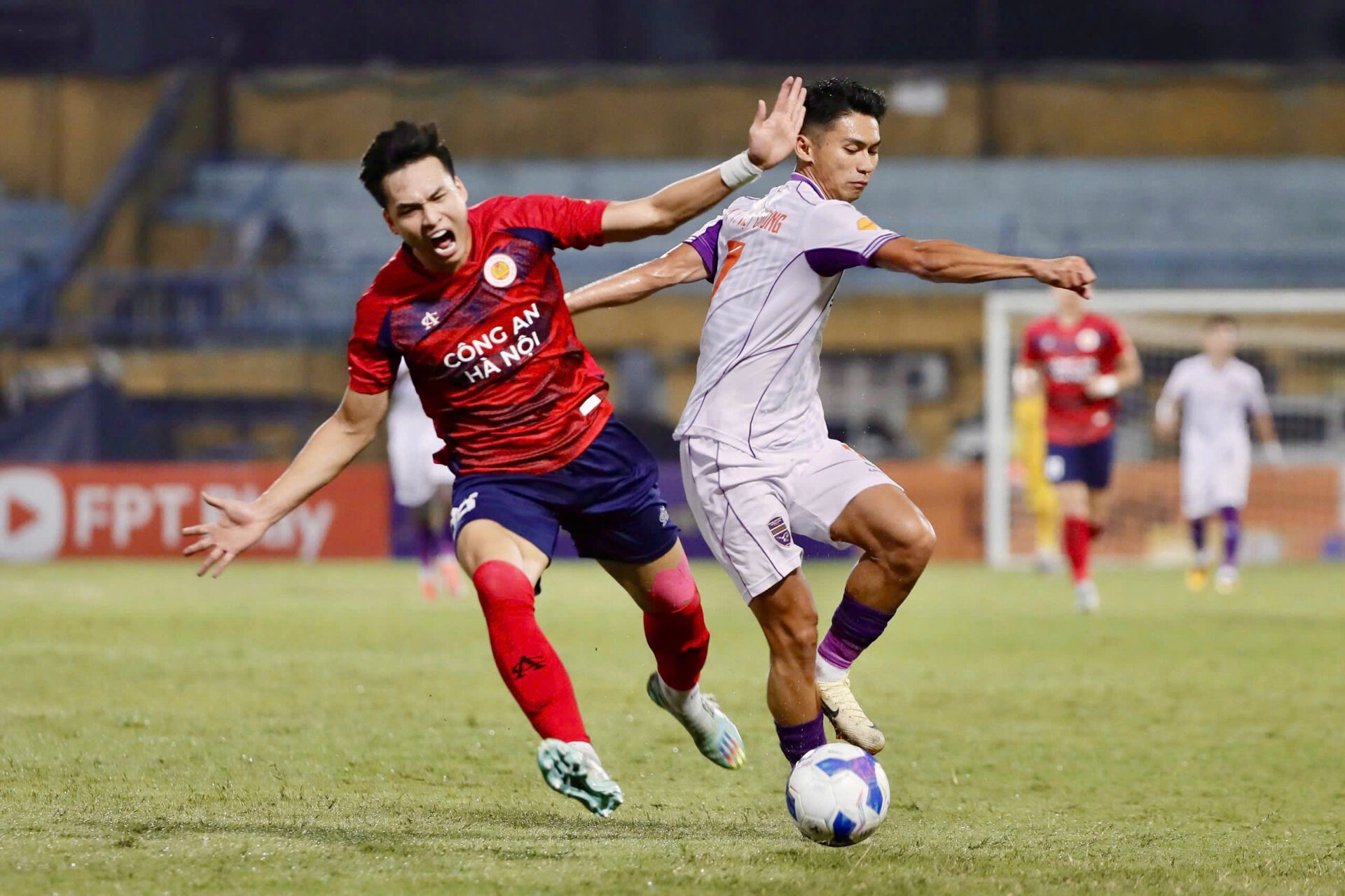 Dung de bong chet pha huy V.League hinh anh