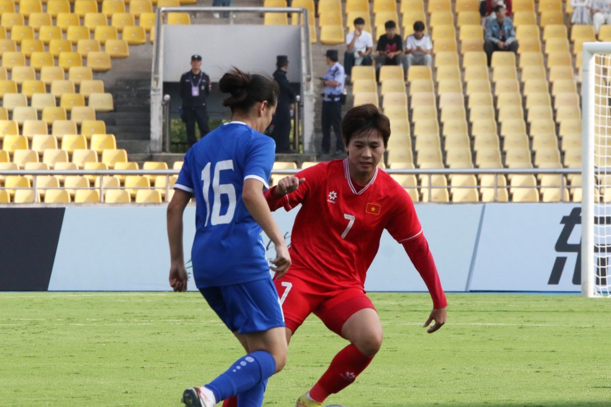 Tuyen nu Viet Nam thang 2-0 Uzbekistan hinh anh