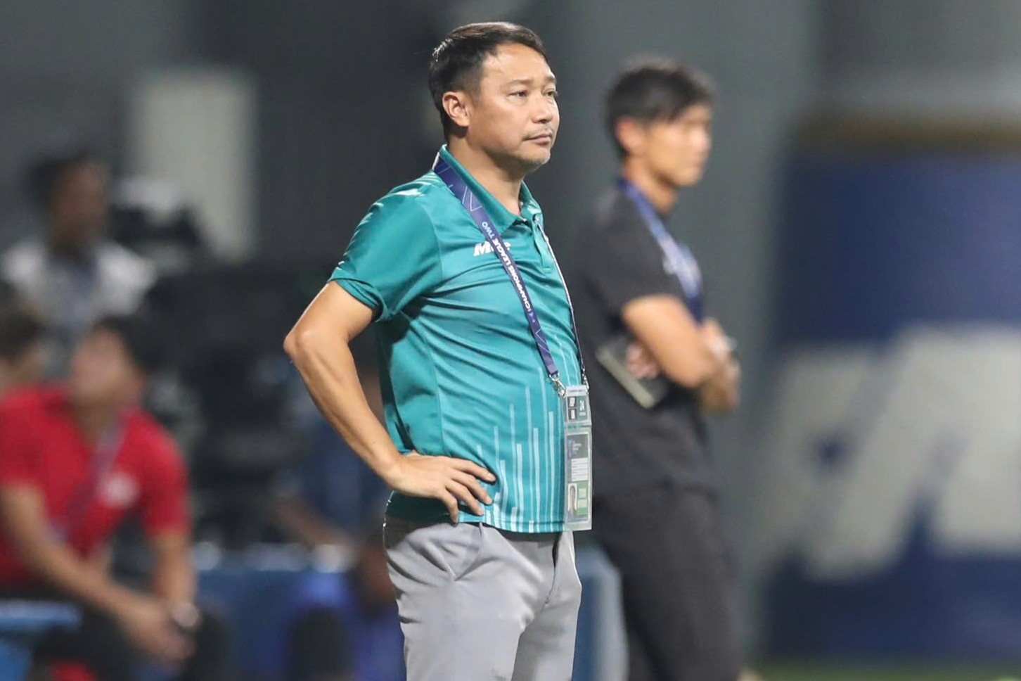 HLV CLB Nam Dinh che mat san nhan tao cua Singapore hinh anh