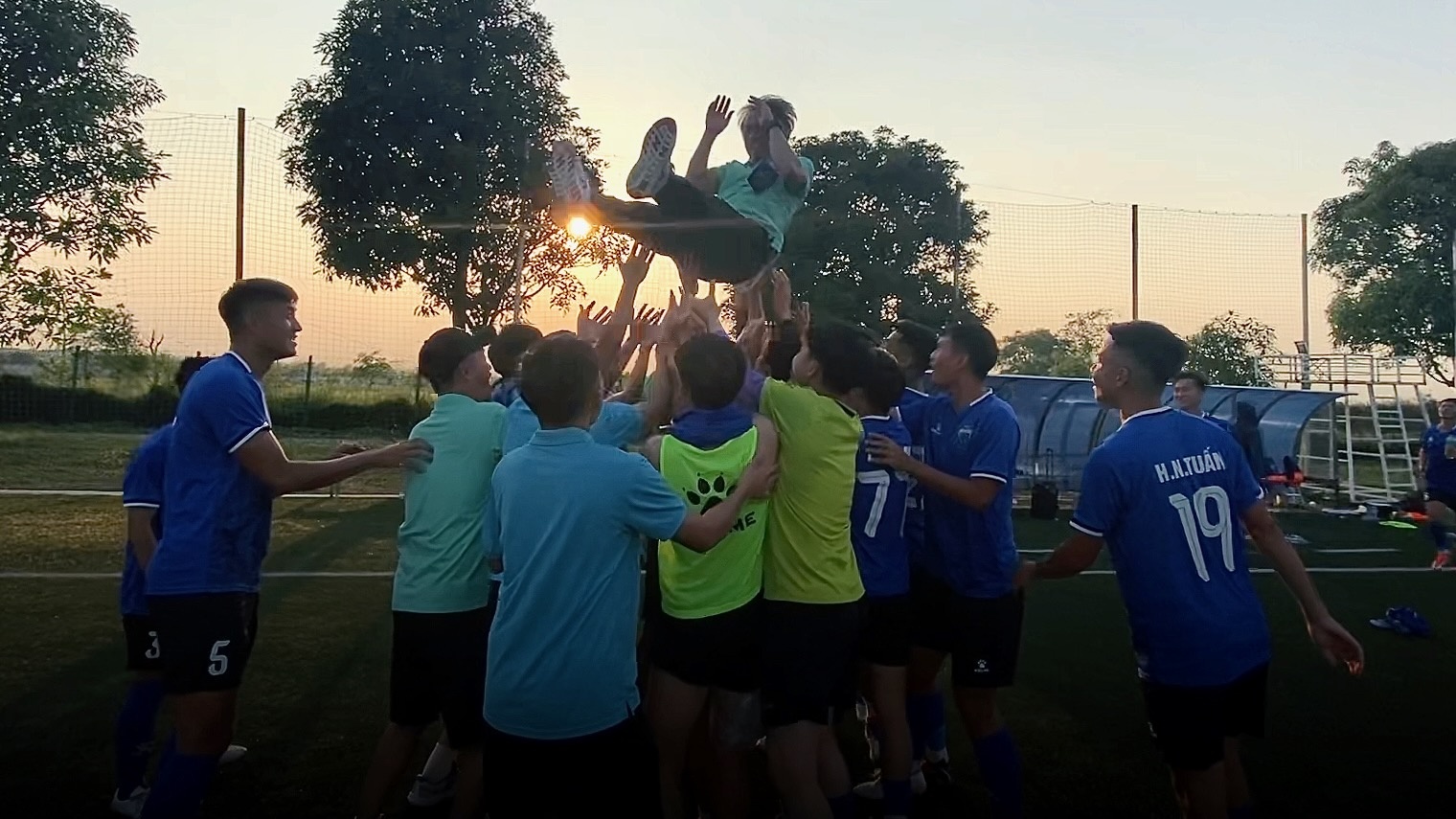 CLB Quang Ninh an mung cam xuc khi len hang hinh anh