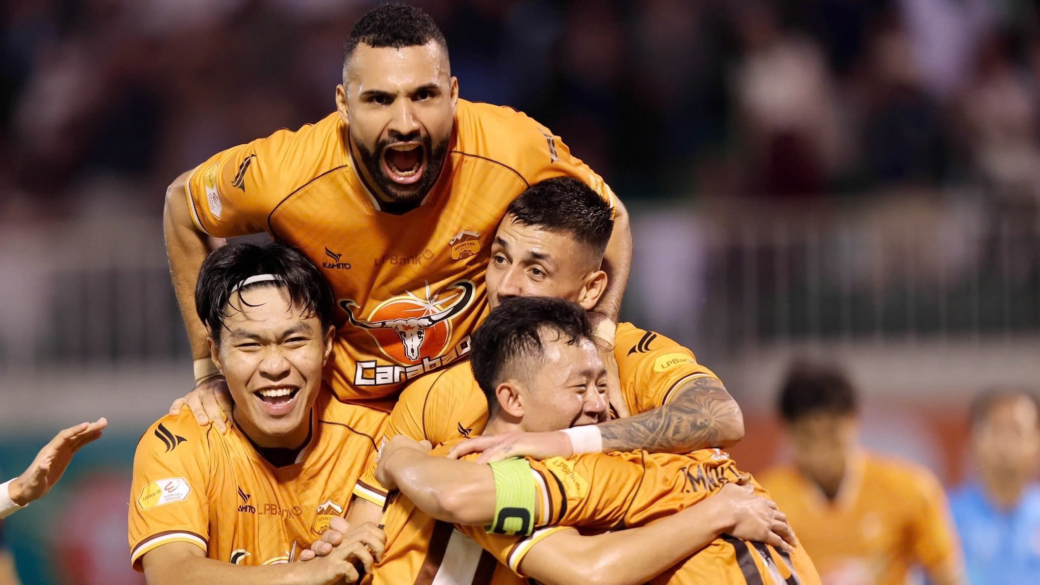 Cu sut cua cau thu HAGL khien Nguyen Filip bat luc hinh anh