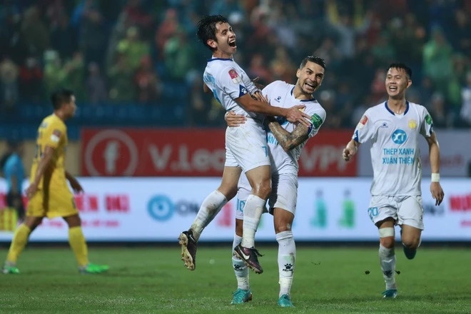 Nam Dinh ghi 3 ban trong 10 phut hinh anh