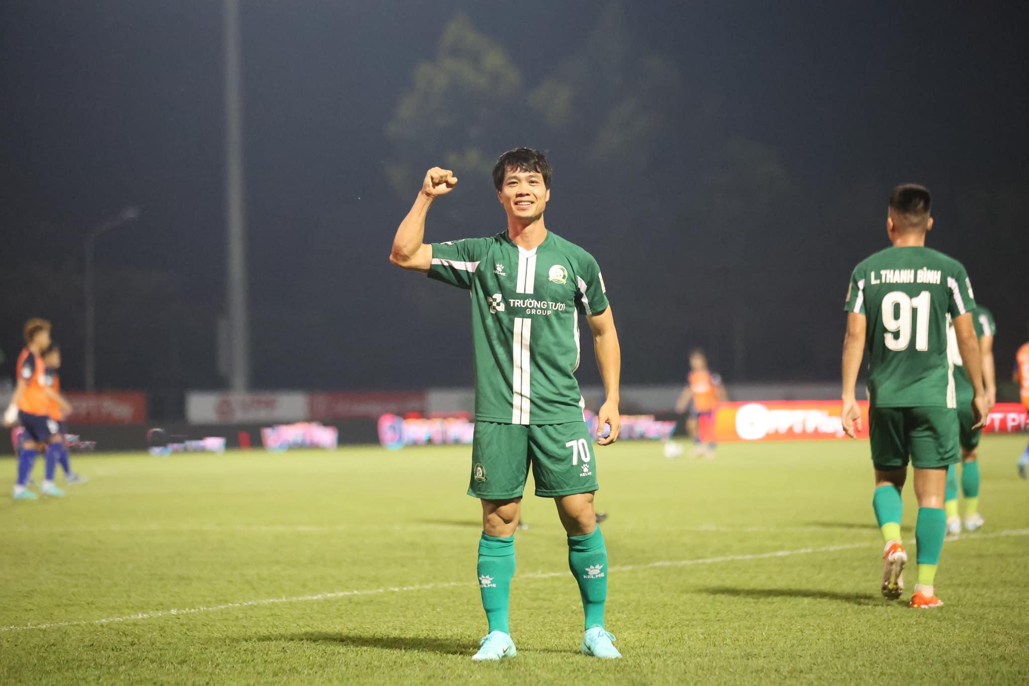 Cong Phuong ghi ban va kien tao cho Binh Phuoc hinh anh