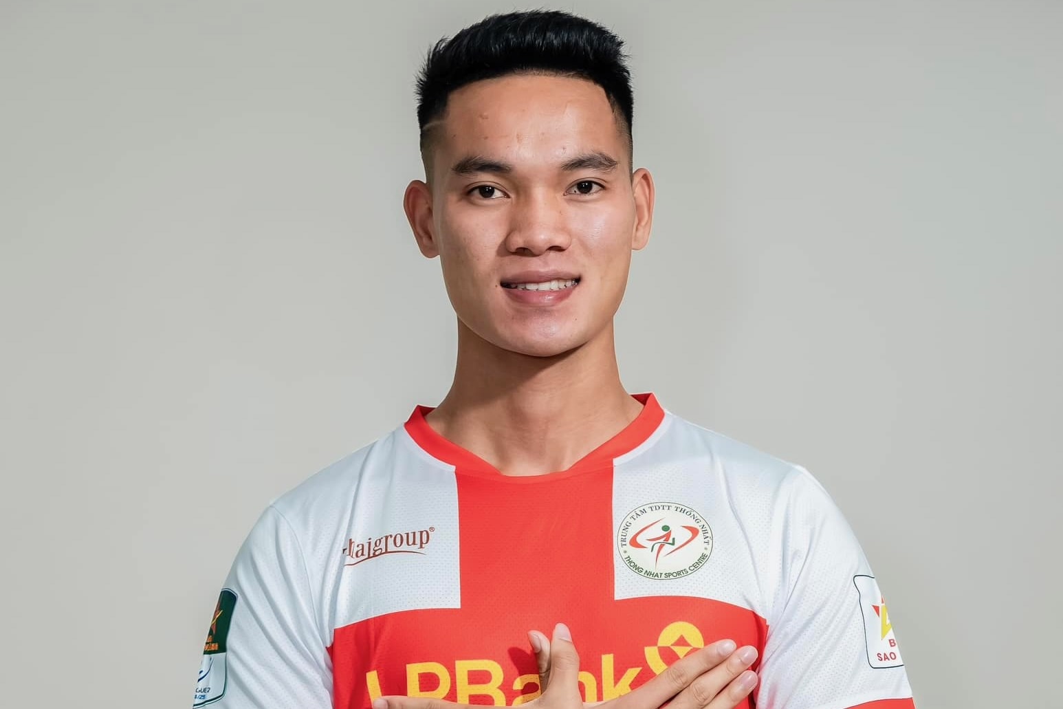 Van Son xin loi hinh anh