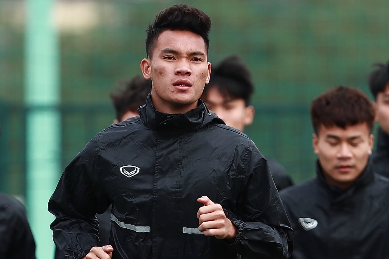 Cau thu dam Xuan Nam vo mui la ai? hinh anh