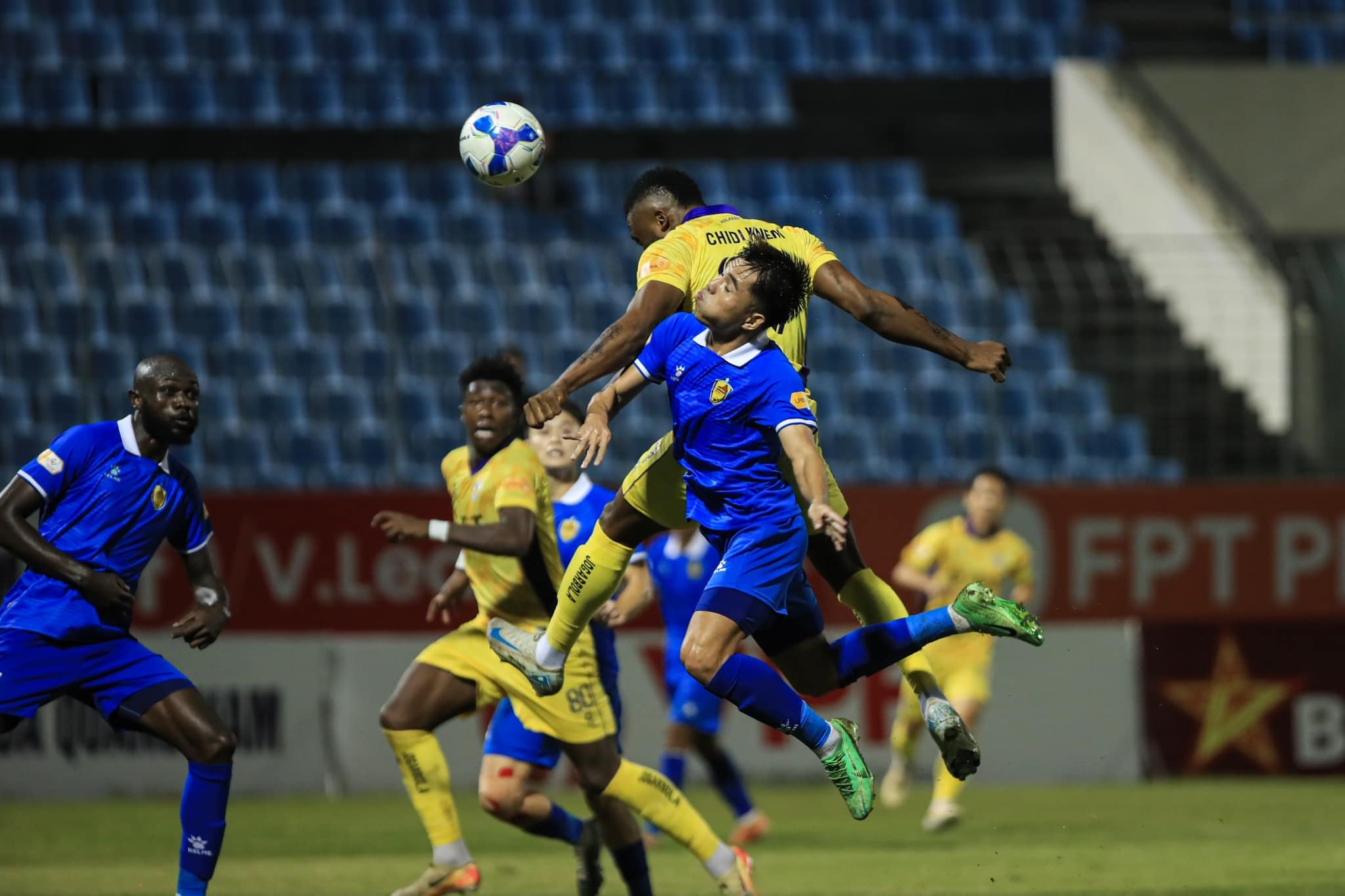 Ha Noi thoat thua Quang Nam hinh anh