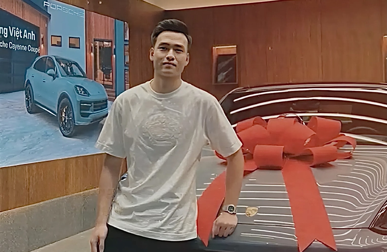 Bui Hoang Viet Anh mua xe Porsche hinh anh