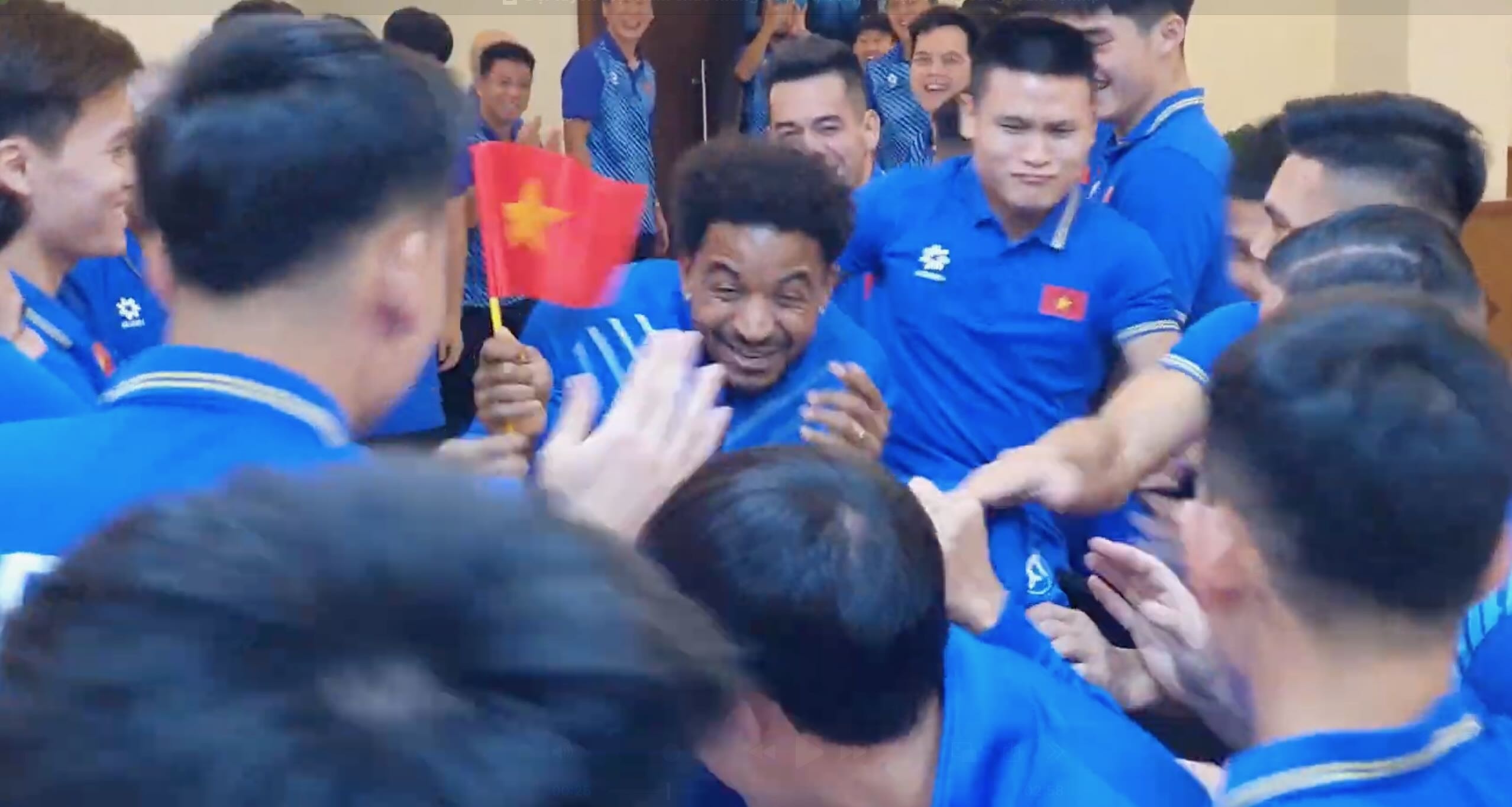 Tuyen Viet Nam chao don Xuan Son hoi quan hinh anh