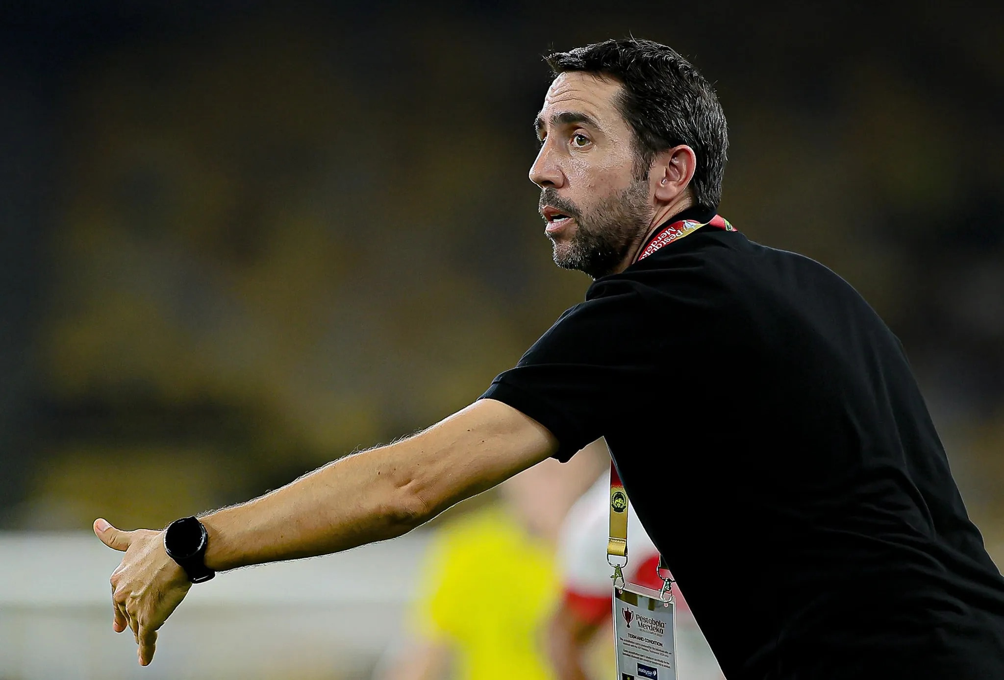 HLV Malaysia dau dau vi thieu hut nhan su hinh anh