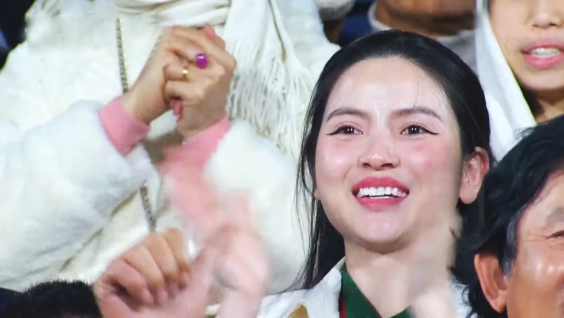 Ba xa xuc dong khi Quang Hai ghi ban hinh anh