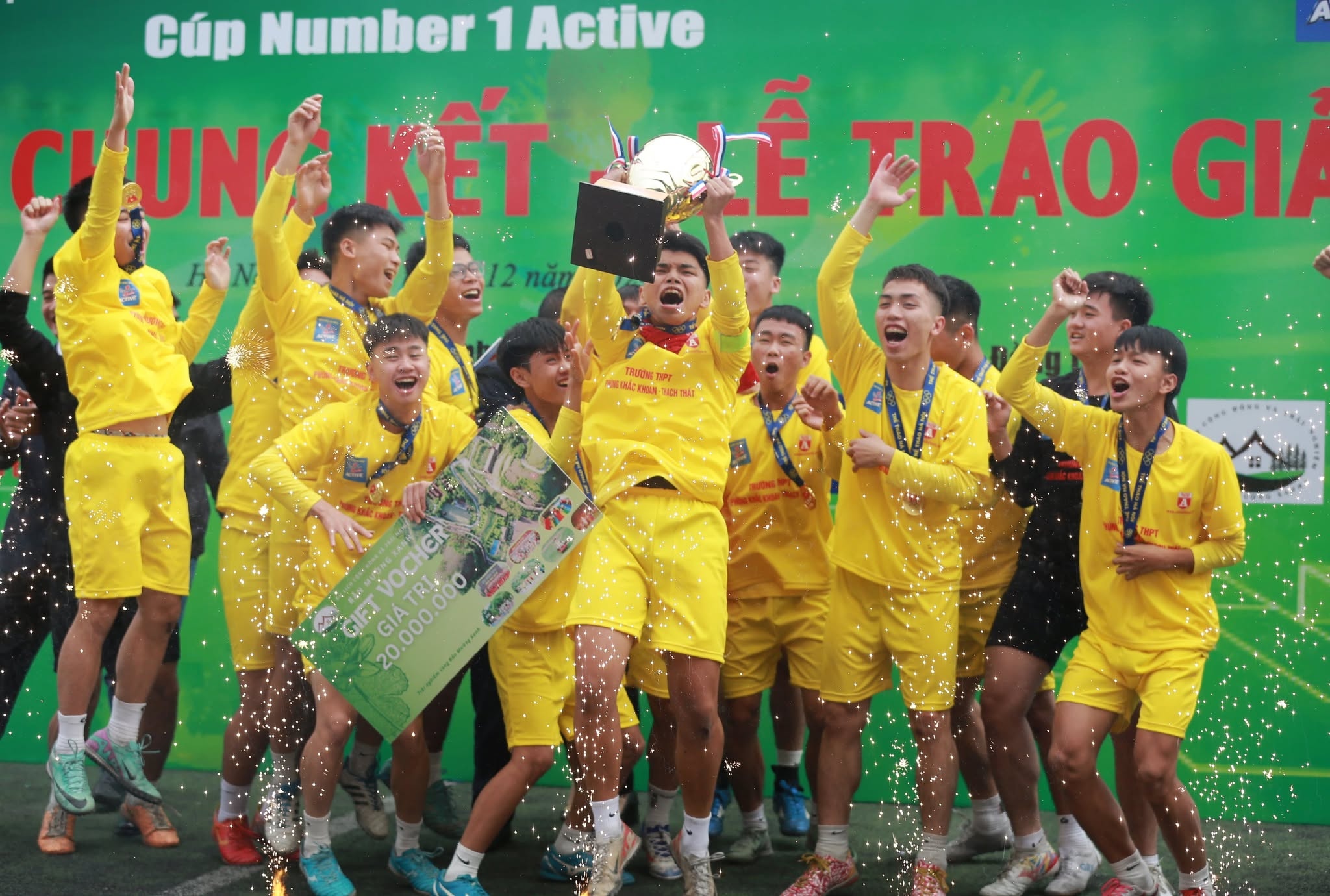 Doi bong THPT manh nhat Ha Noi hinh anh