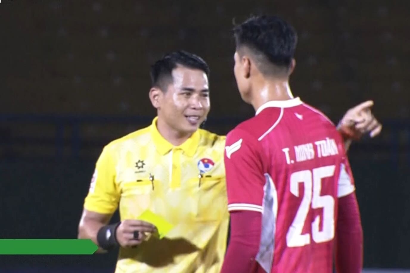 Trong tai FIFA bat sai phat den o Cup Quoc gia bi ky luat hinh anh