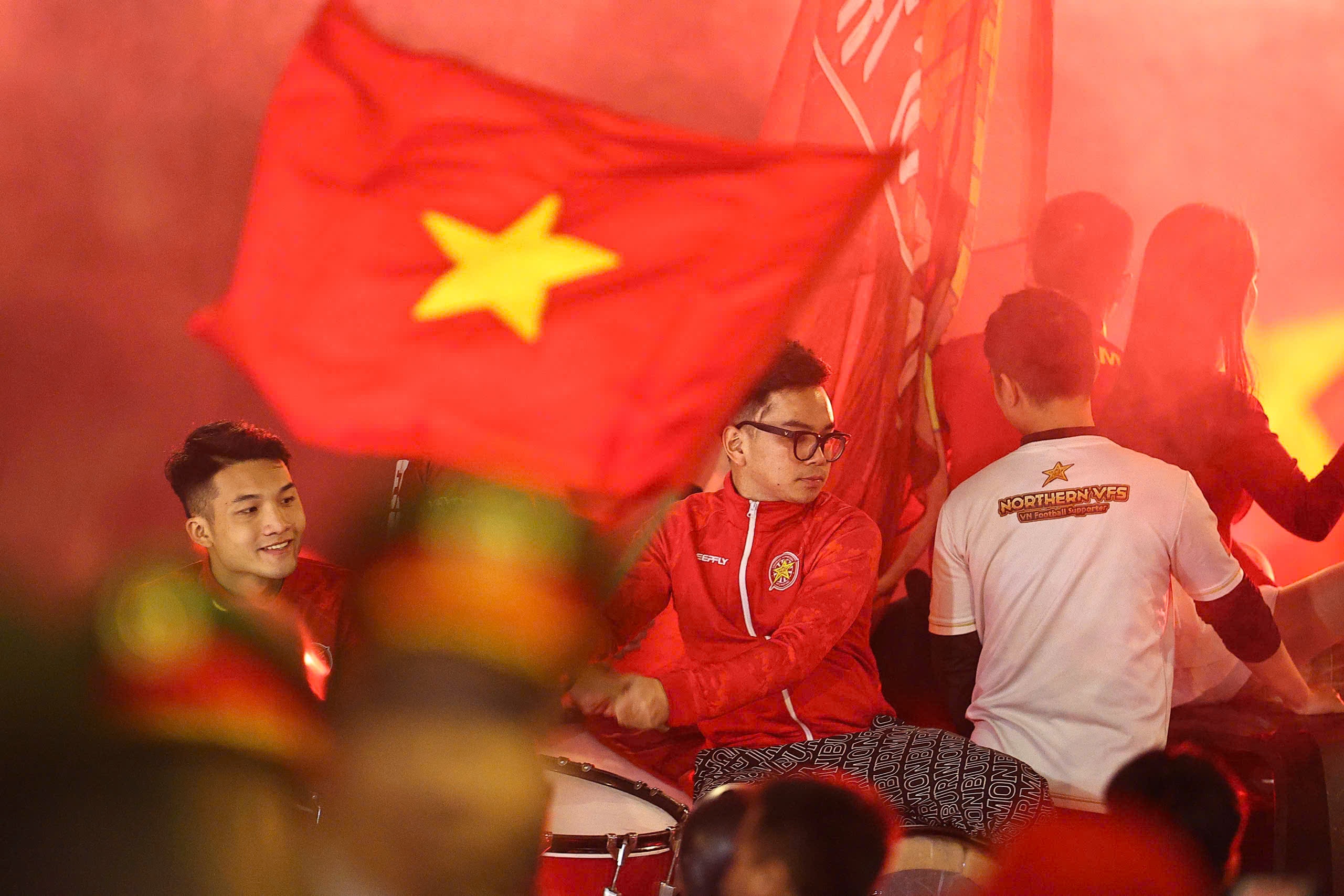 Ve cho den tran Viet Nam - Singapore bi het gia hinh anh