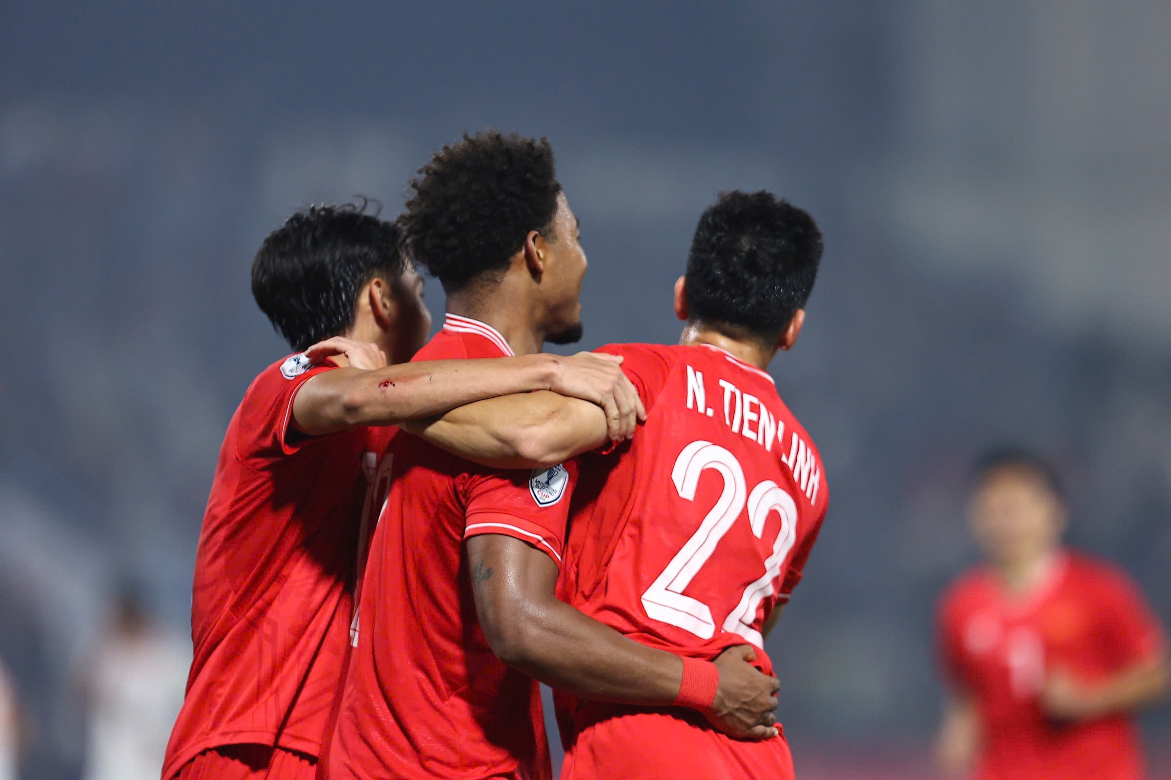 Tien Linh chuc mung Xuan Son hinh anh