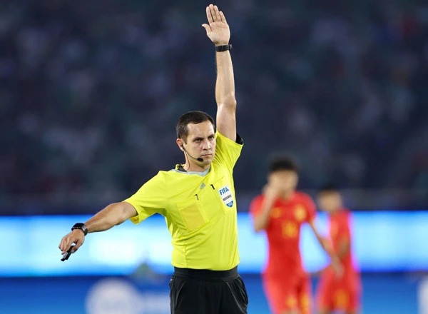 Trong tai bat tran ban ket cua tuyen Viet Nam tung gay tranh cai hinh anh