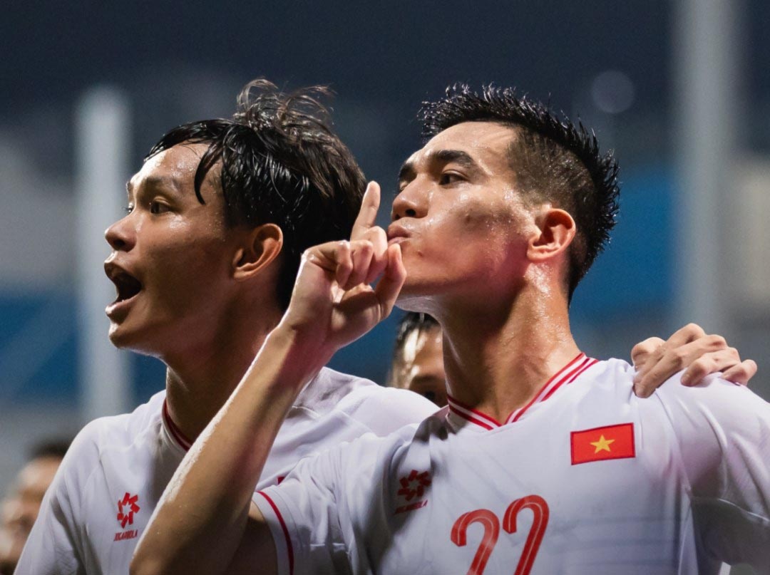 Tuyen Viet Nam thang Singapore nho 2 ban sau phut 100 hinh anh