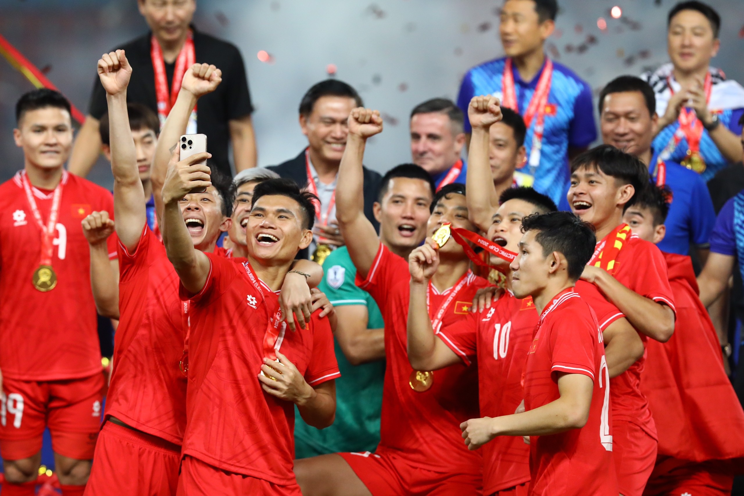 Den luc nhin thang vao su that cua bong da Viet Nam hinh anh