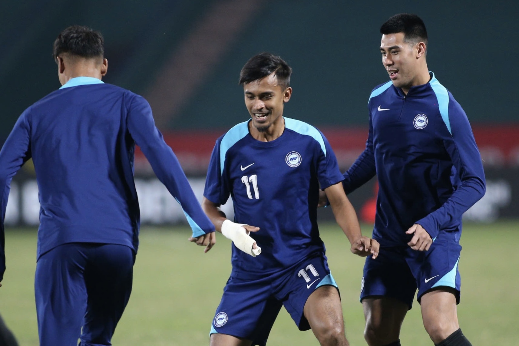 Cau thu Singapore bo bot vi va cham voi Xuan Son hinh anh