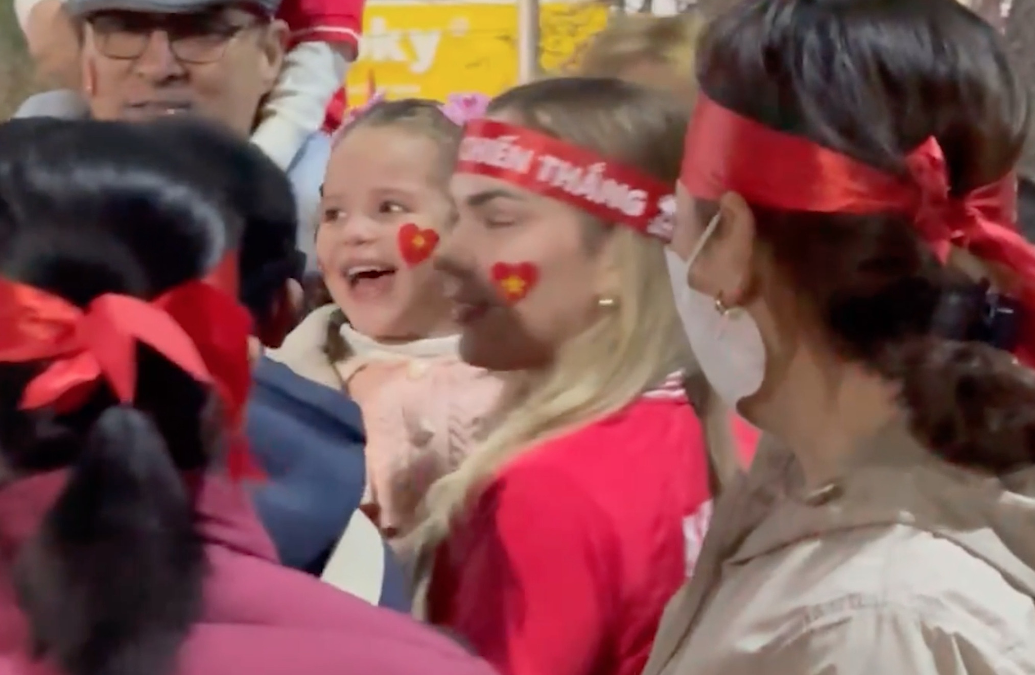 Gia dinh Xuan Son gay sot truoc tran ban ket luot ve hinh anh