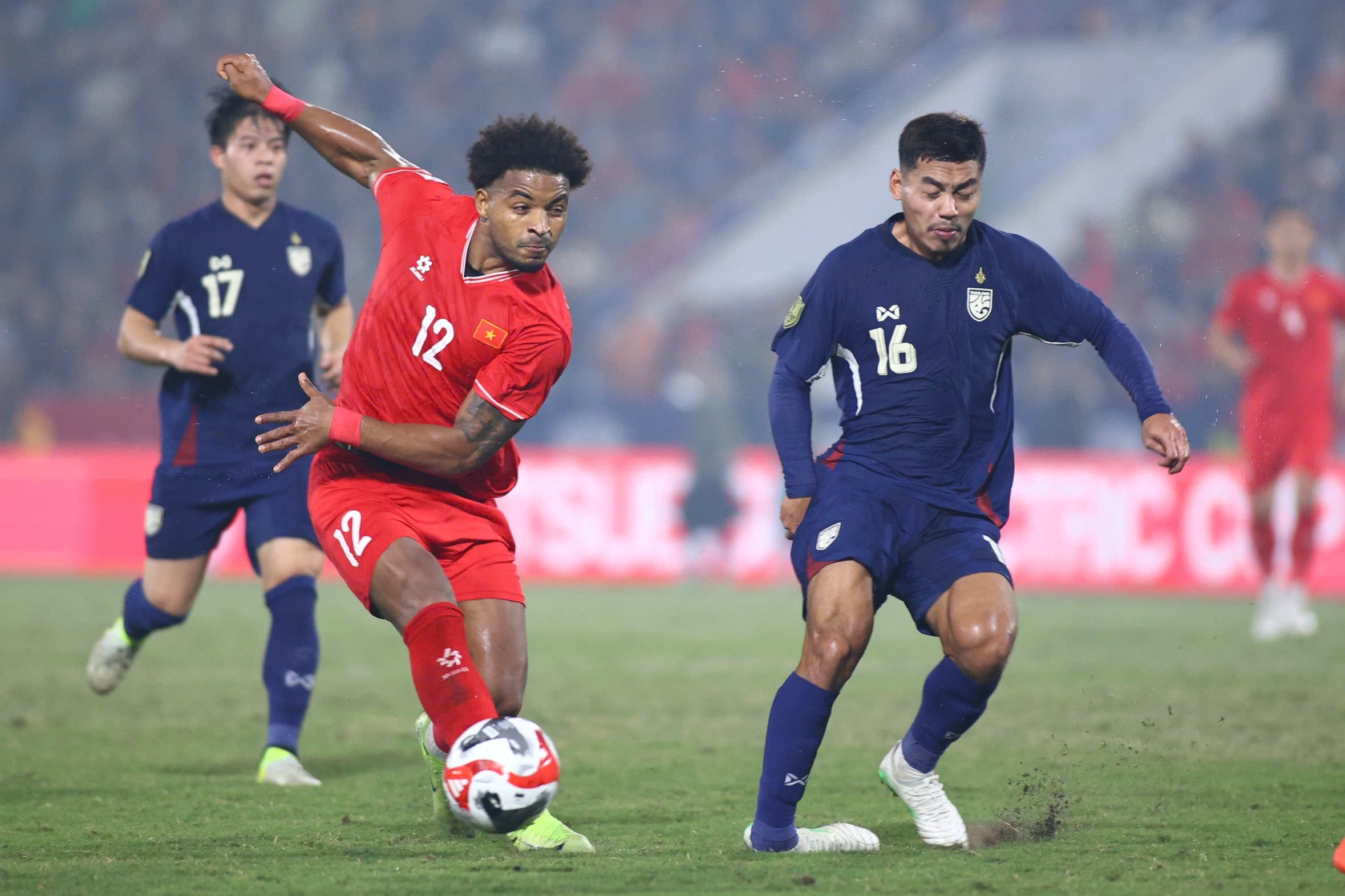 Tuyen Viet Nam mac mau ao quen thuoc dau Thai Lan hinh anh