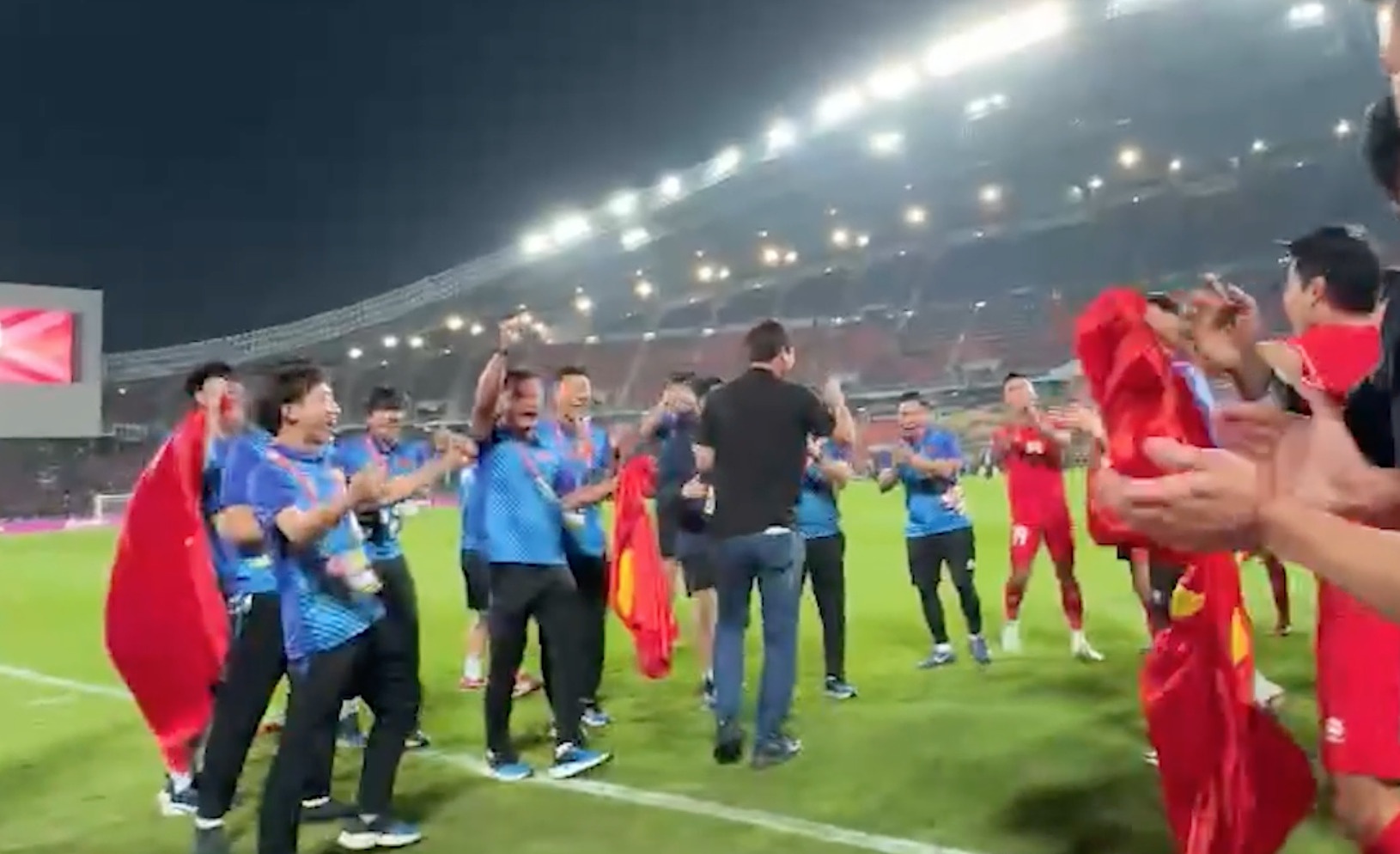 HLV Kim nhay hiphop an mung chuc vo dich ASEAN Cup 2024 hinh anh