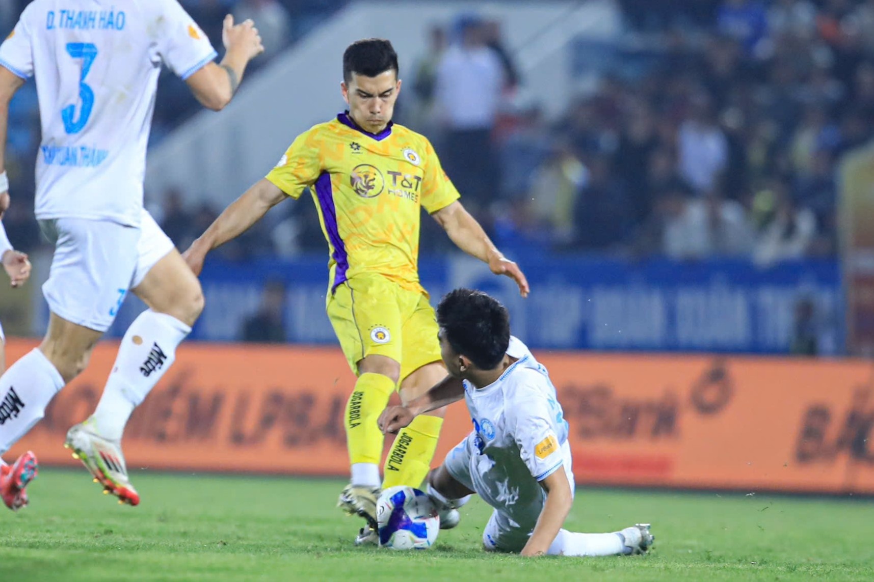 Tan binh goc Viet cua CLB Ha Noi duoc khen hinh anh