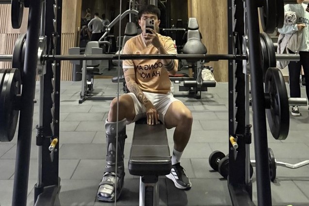 Van Hau bo bot di tap gym hinh anh