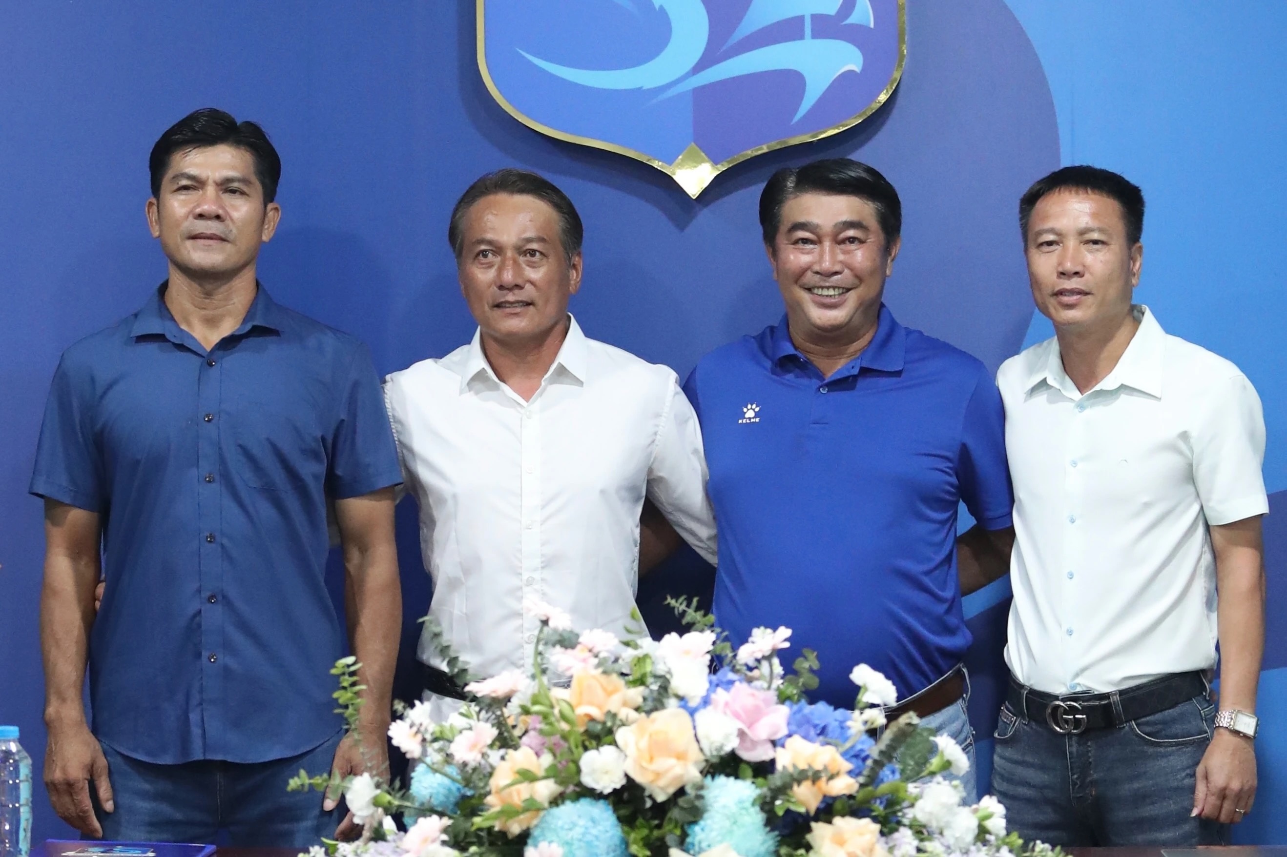 CLB Quang Ninh chia tay GDKT Tran Minh Chien hinh anh