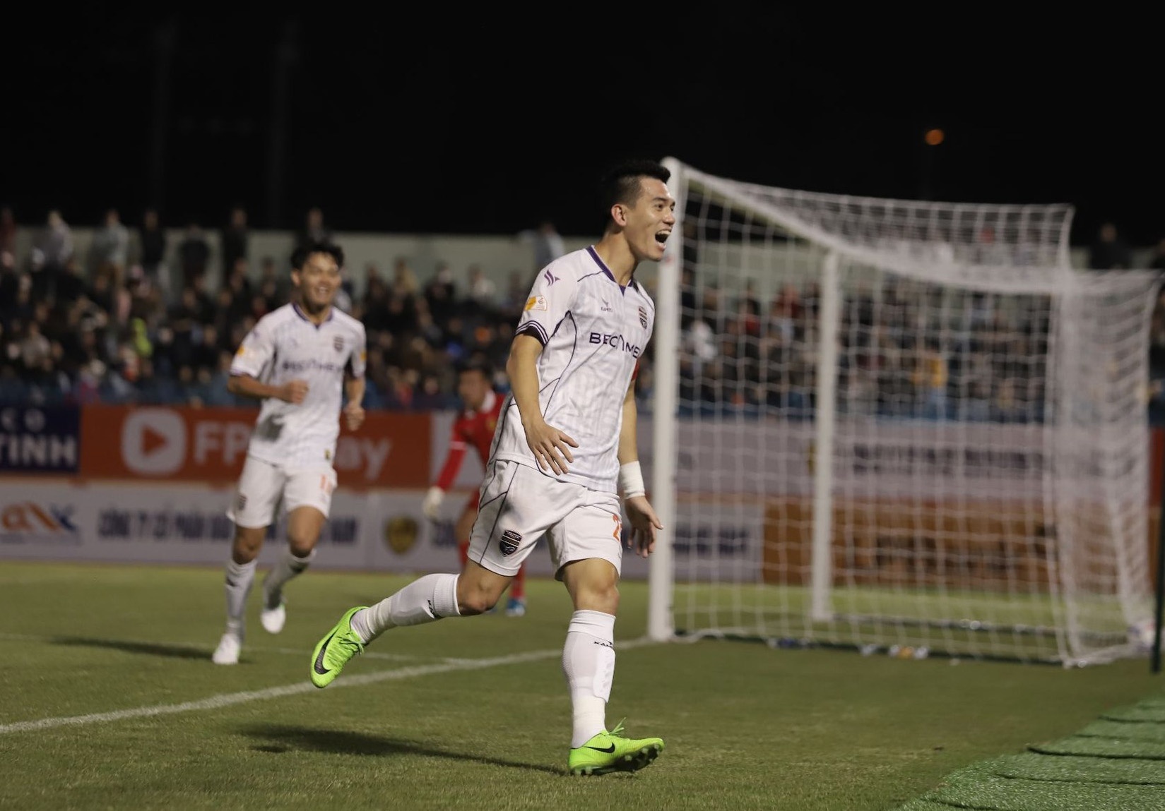 Quang Nam 1-2 Binh Duong: Tien Linh toa sang hinh anh