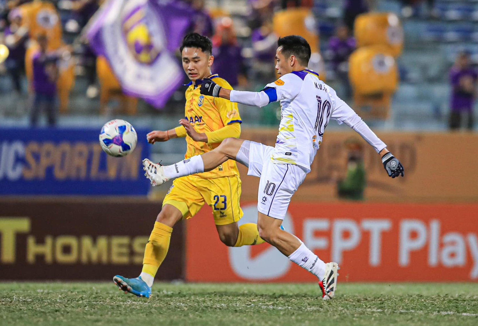 Ha Noi 3-0 SLNA: Van Quyet lap cu dup hinh anh