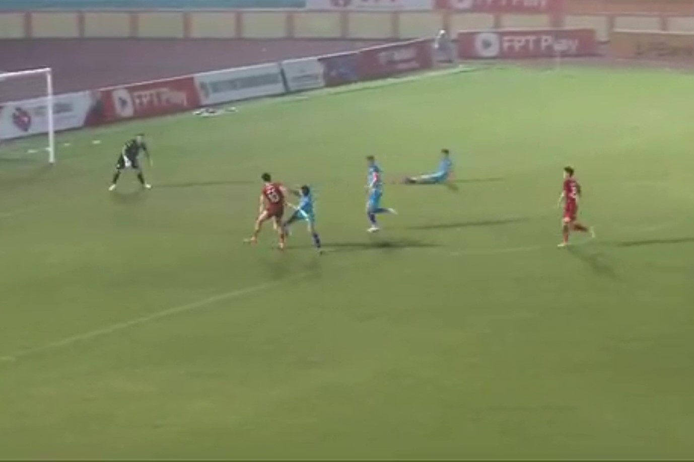 Nham Manh Dung ghi ban khi doi phuong van dang ngoi tren san hinh anh