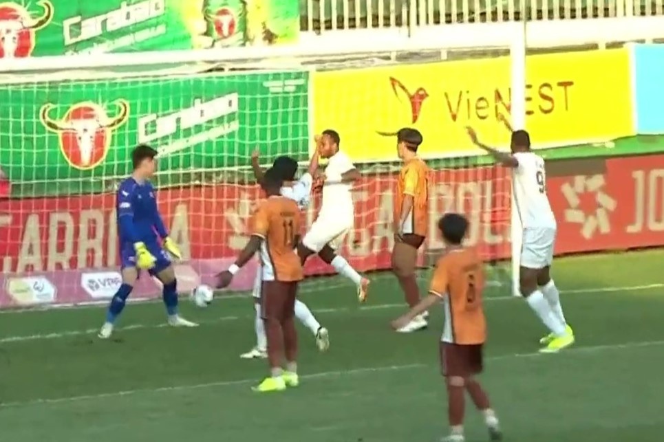 Thu mon tuyen Viet Nam bat luc nhin bong vao luoi hinh anh