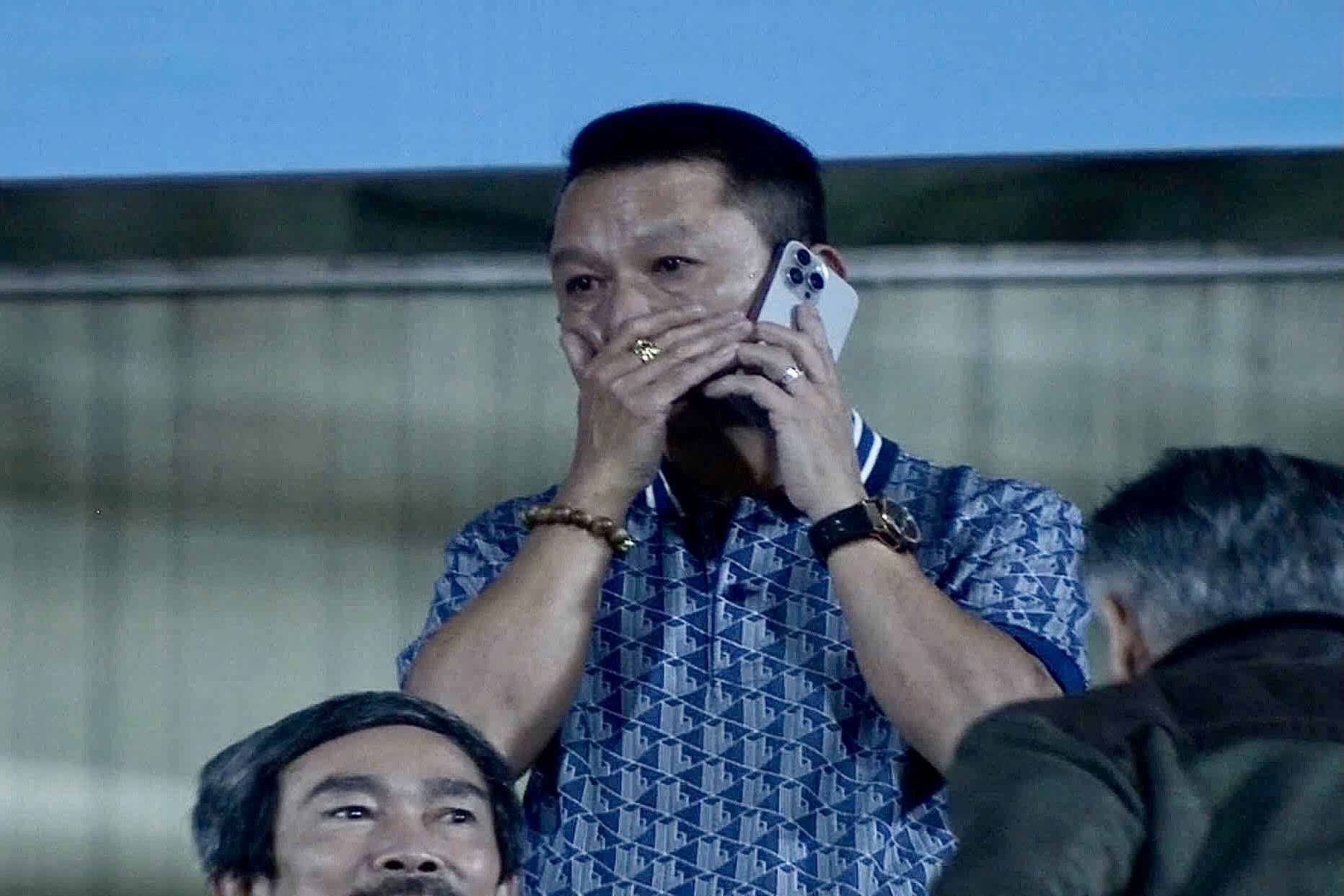 Hinh anh trai nguoc cua HLV Van Sy Son va Popov tren khan dai hinh anh