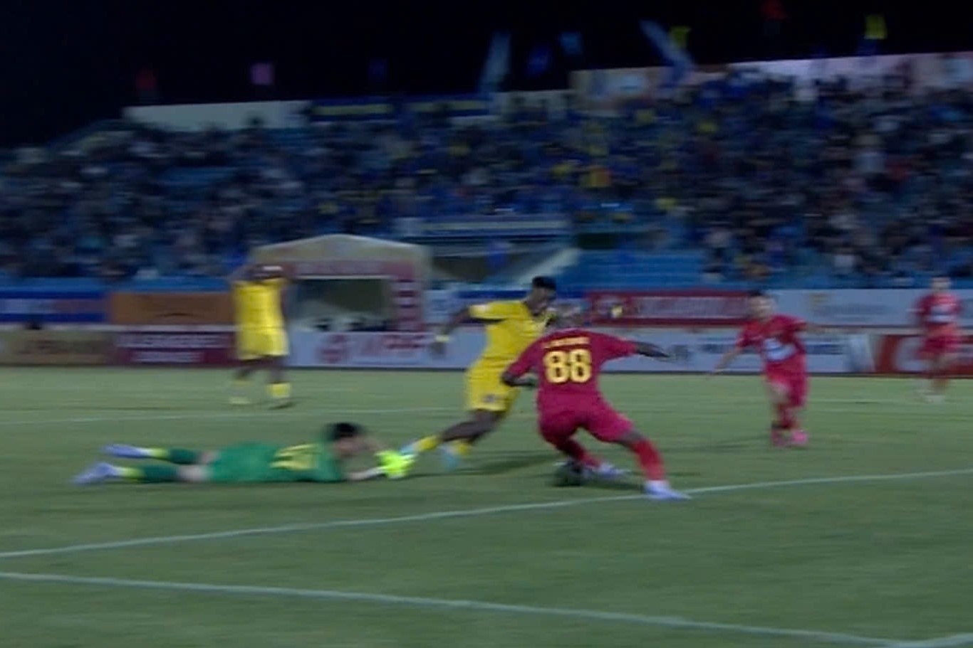 Tuyen thu Viet Nam keo chan doi thu lo lieu trong vung cam hinh anh