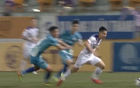 Hung Dung qua nguoi an tuong, kien tao mo ty so cho CLB Ha Noi hinh anh