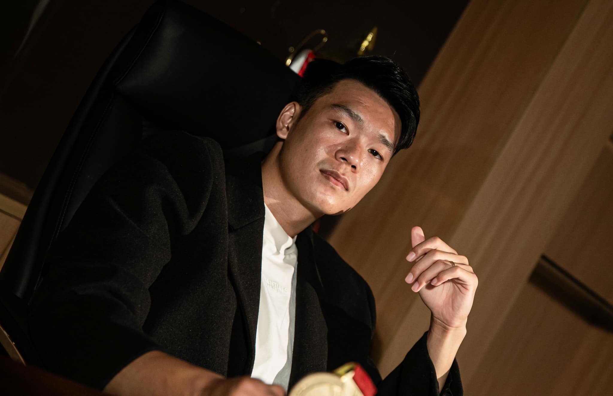 Thanh Chung ky hop dong ky luc voi Ha Noi FC hinh anh