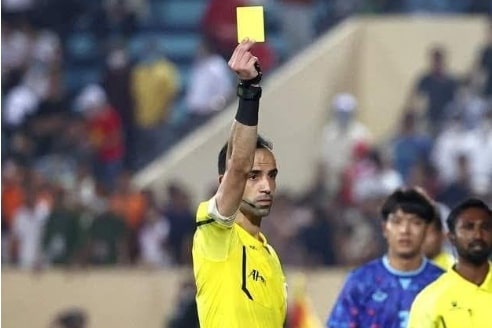 Trong tai UAE cam coi tran Viet Nam dau Lao hinh anh