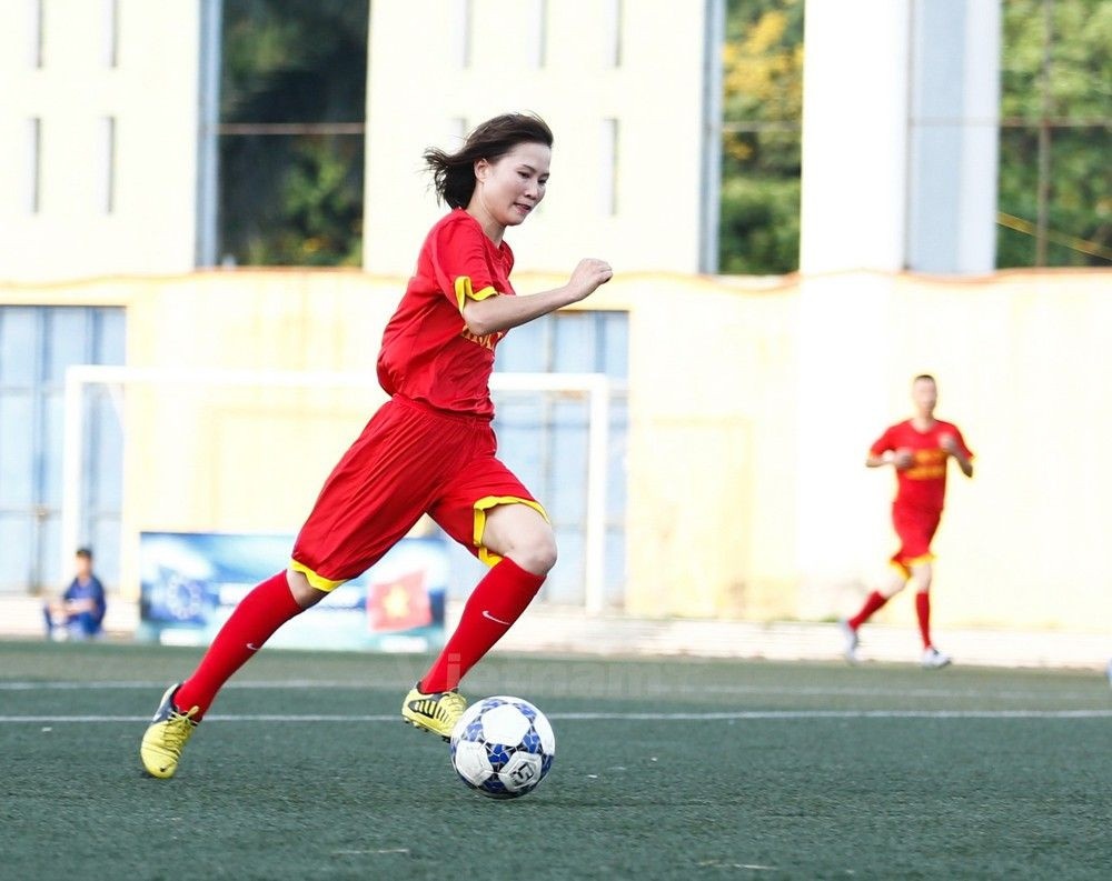 Ve dep khong tuoi cua hoa khoi bong da Ngoc Cham hinh anh