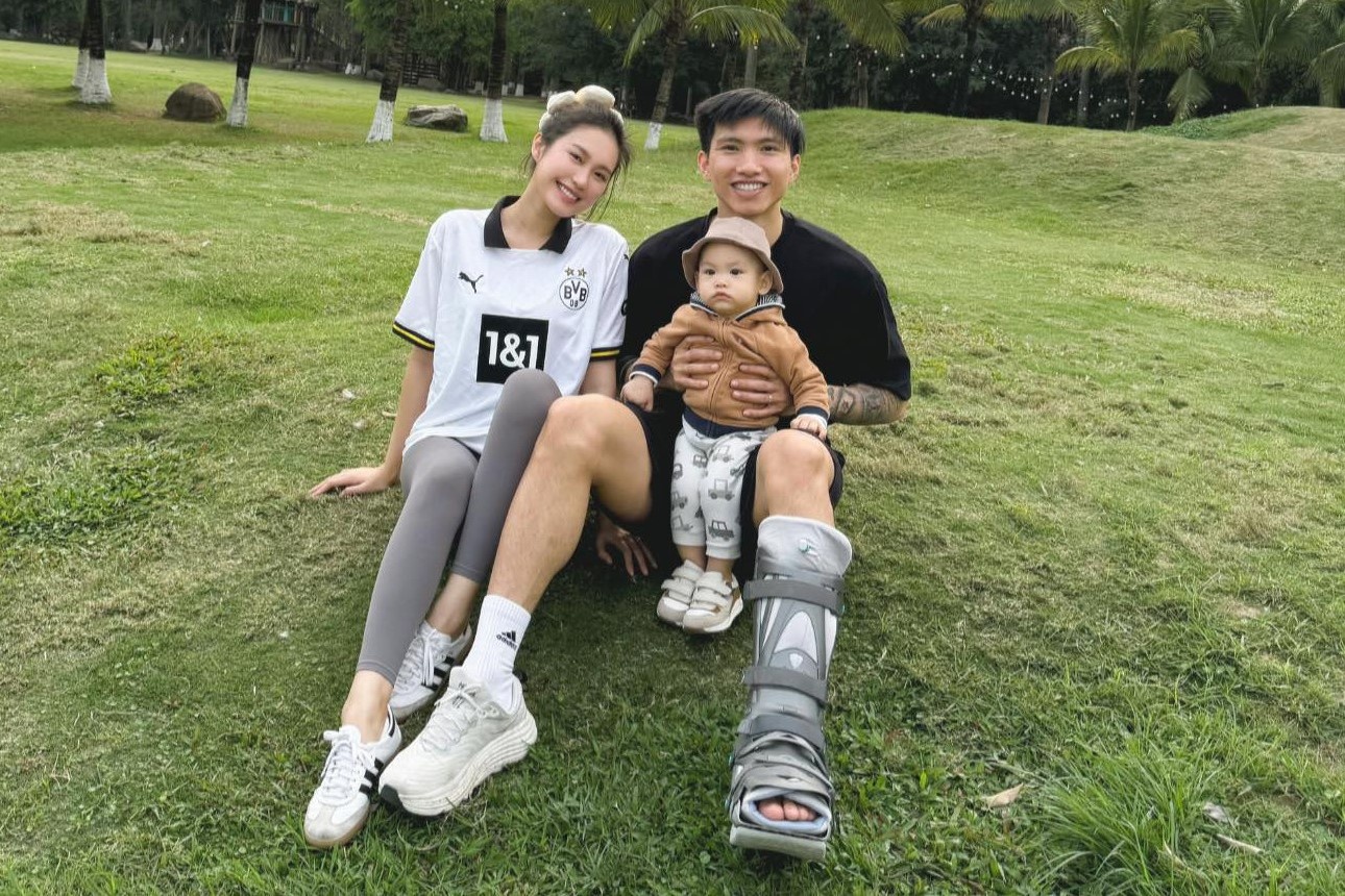 Van Hau chan bo bot, dua vo con di choi cong vien hinh anh