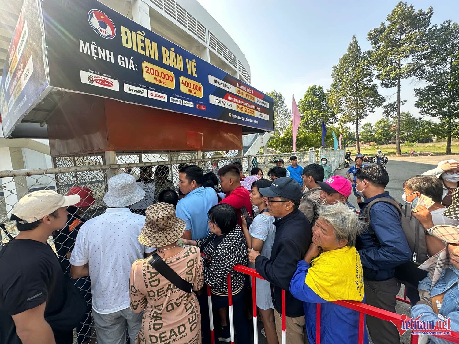 CDV Binh Duong rong ran xep hang mua ve tran tuyen Viet Nam vs Lao hinh anh