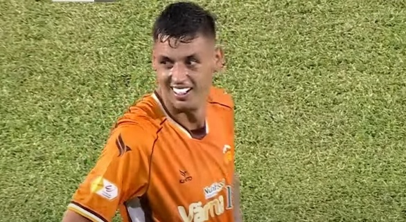 Ngoai binh HAGL bi duoi sau khi ghi ban hinh anh