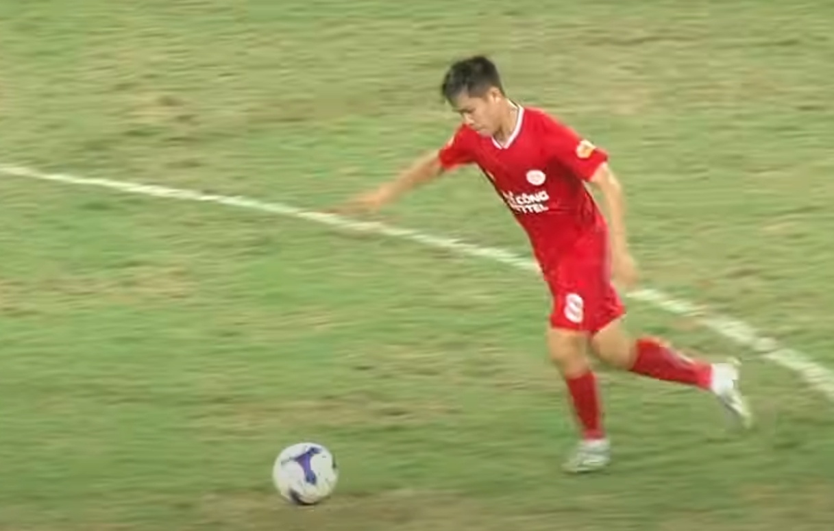 Pha ghi ban tu giua san cua cau thu The Cong Viettel hinh anh