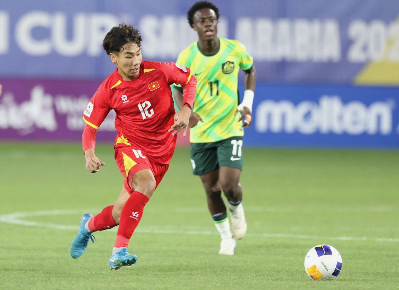 Cau thu U17 Viet Nam ham mo Hoang Duc, Kevin De Bruyne hinh anh