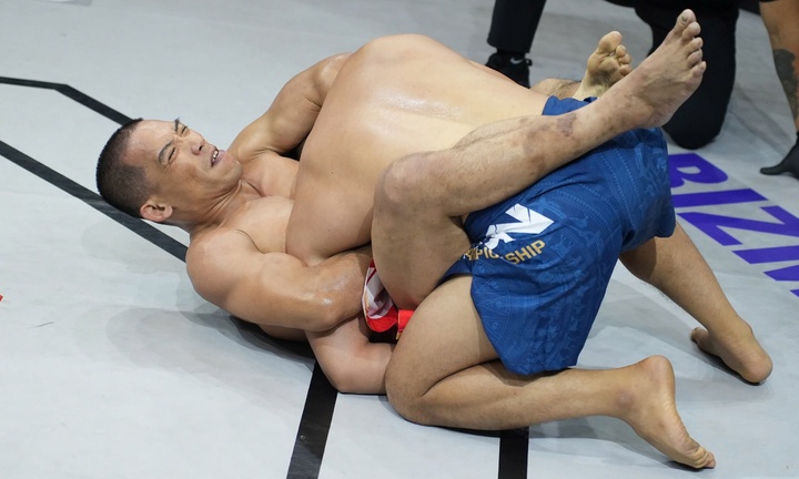 Vo si ngay ban pho, dem ngu 4 tieng ha dep doi thu tai san MMA hinh anh