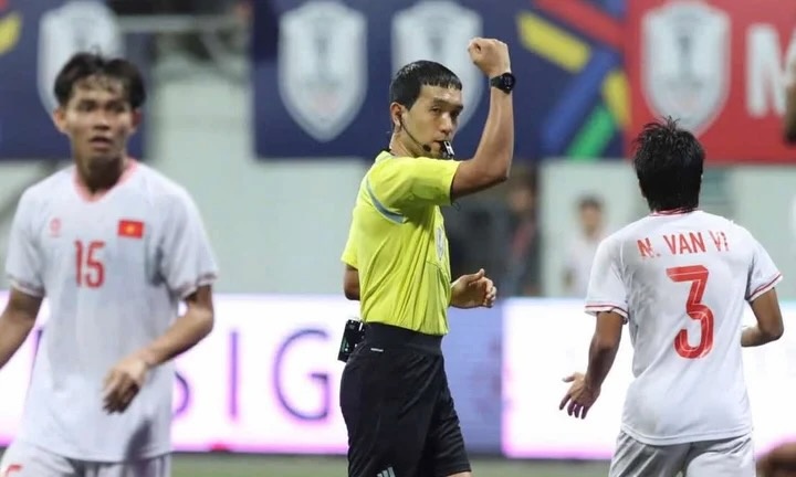 Trong tai tuoc ban thang cua tuyen Viet Nam bat tran tam diem vong 24 hinh anh