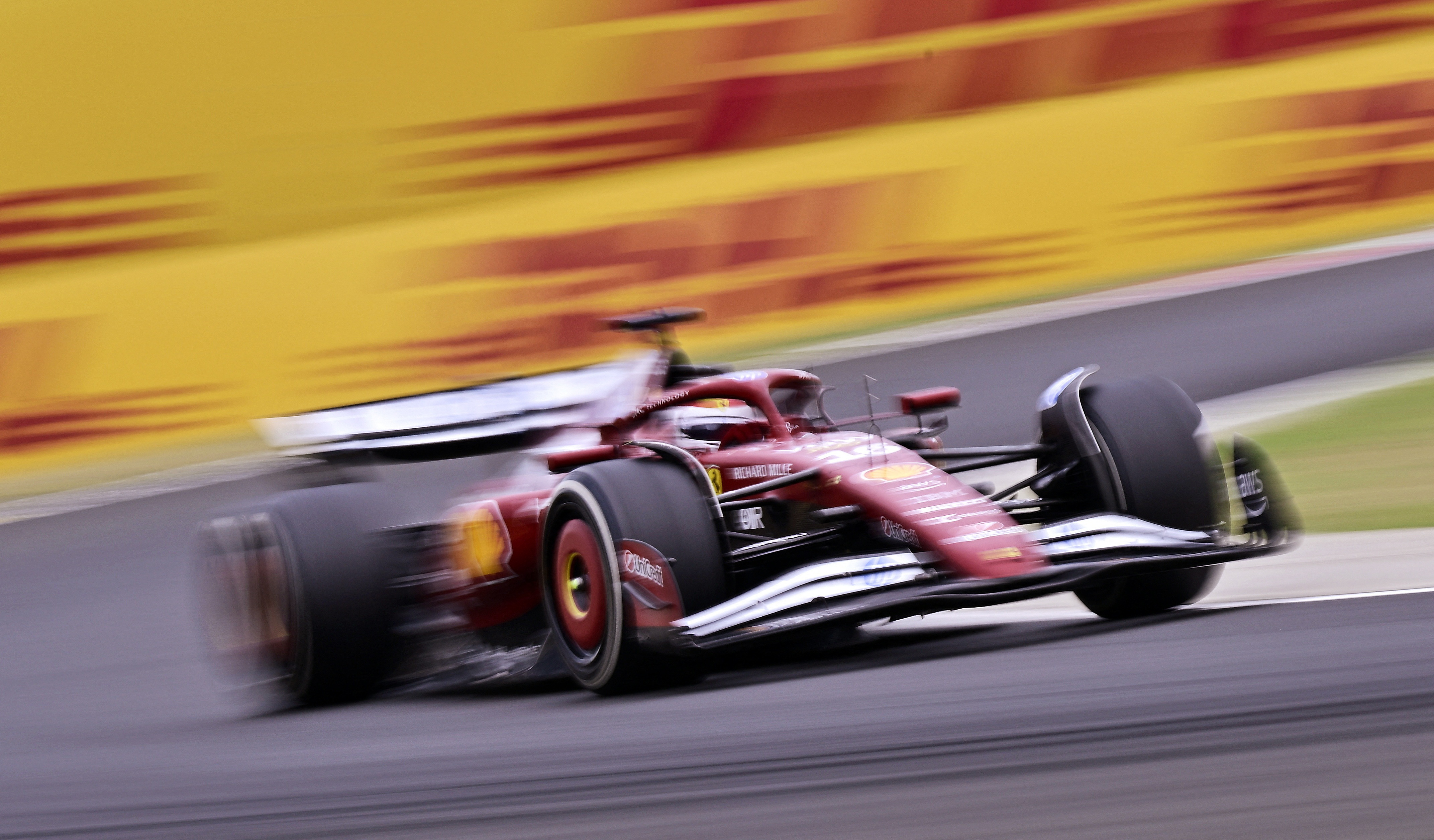 Ferrari bi nghi ngo ‘lach luat’ hinh anh